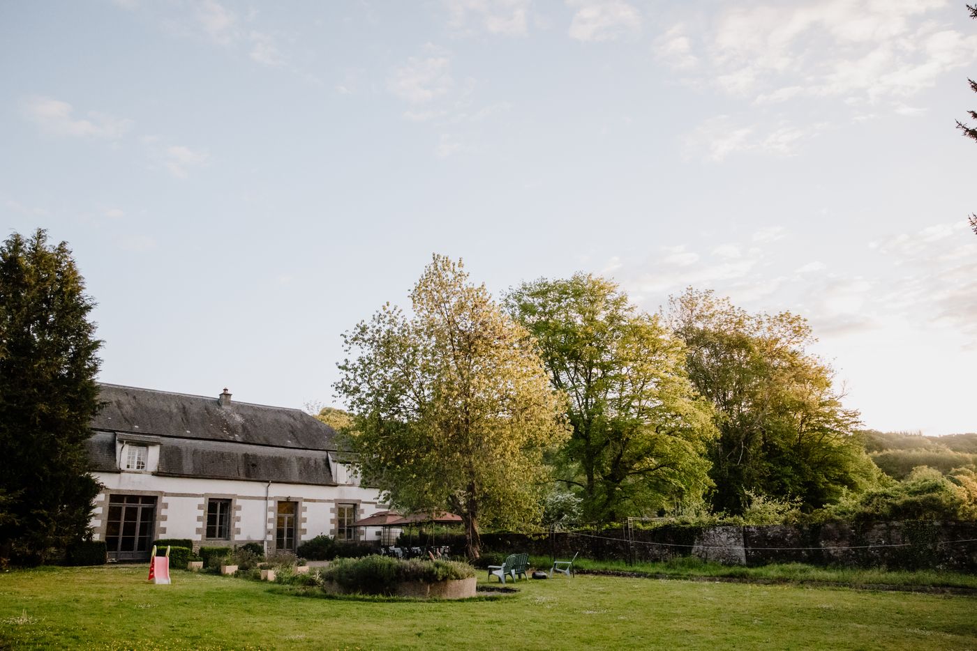 Die Orangerie: ein großes Haus im normannischen Stil mit einem großen Garten